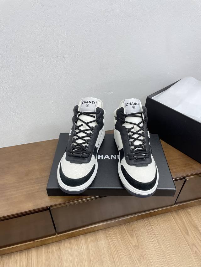 顶级版本chanel 小香24B早秋新款运动鞋 各大平台热卖单品~也是网红达人穿搭首选小香整个系列已全面升级 鞋面增加更多时尚元素 鞋面：牛皮+透气网布 大底：